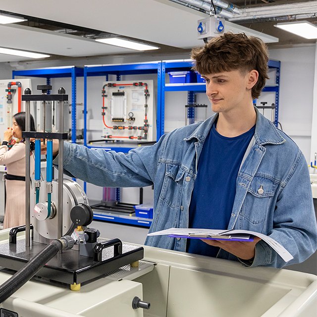 Mathematical Science student in fluid dynamic lab